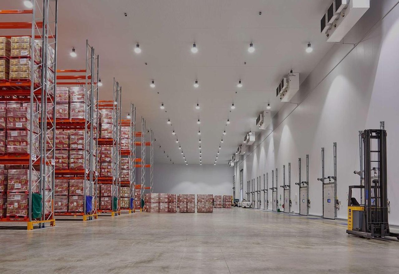 Gran cámara frigorífica con estanterías y unidades de refrigeración