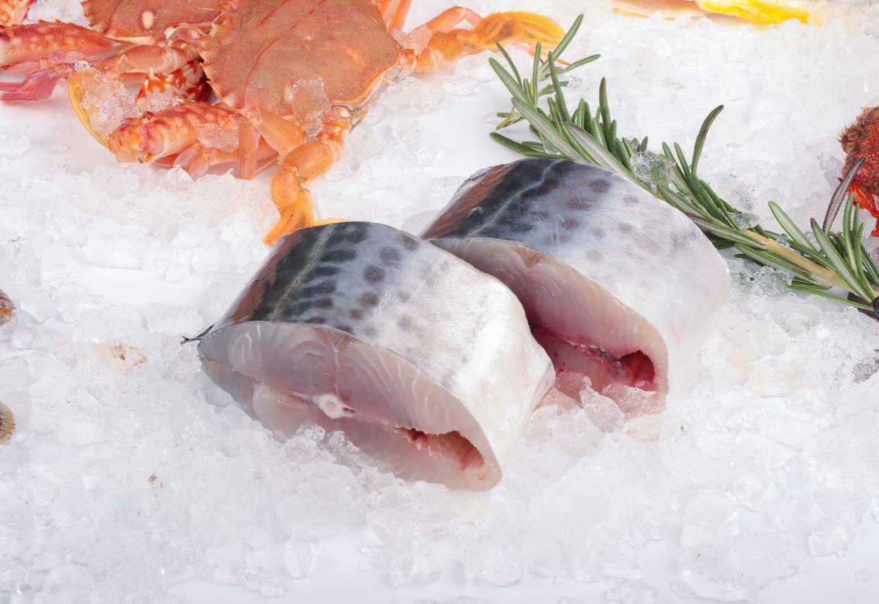 Mariscos congelados presentados sobre hielo triturado