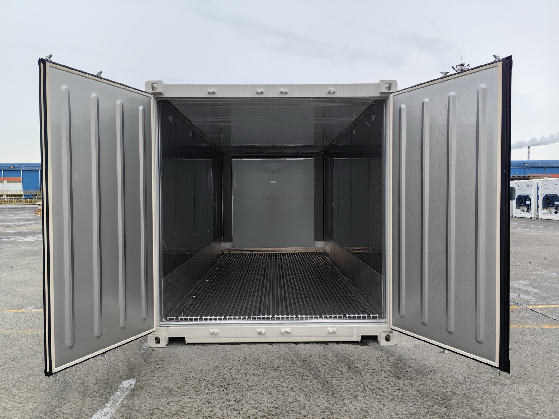 Interior de cámara frigorífica abierta para contenedores refrigerados y puertas dobles aisladas