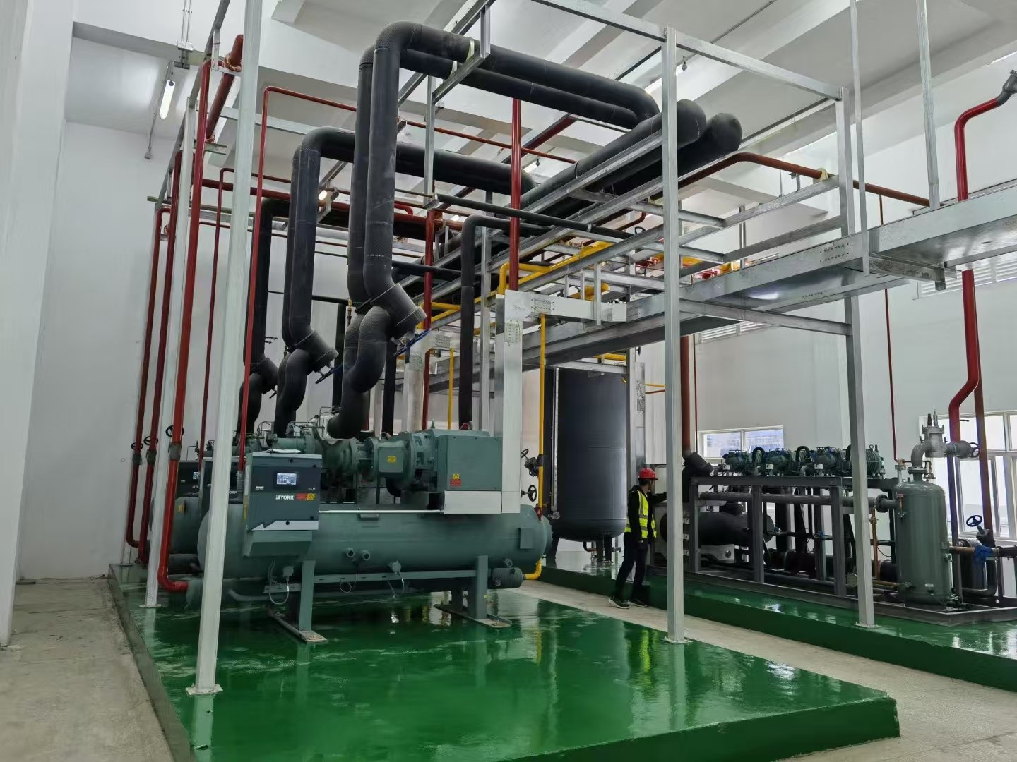 Planta enfriadora industrial enfriada por agua con tuberías de proceso aisladas
