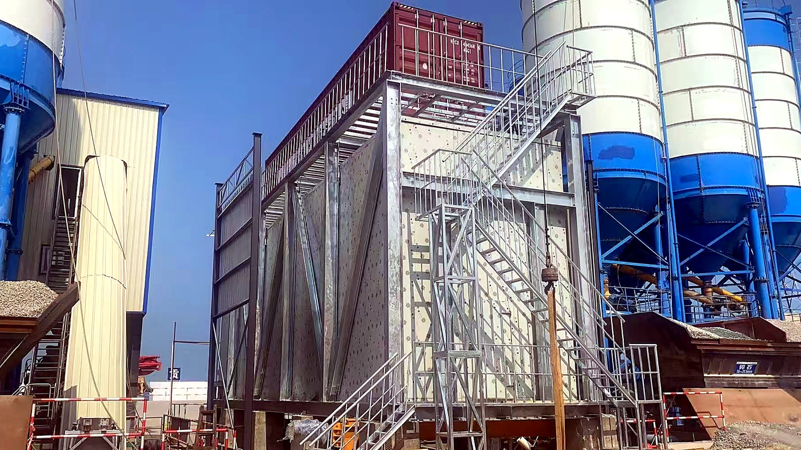 Planta de enfriamiento de concreto con almacenamiento de hielo en escamas, sistema de transporte y silos de dosificación