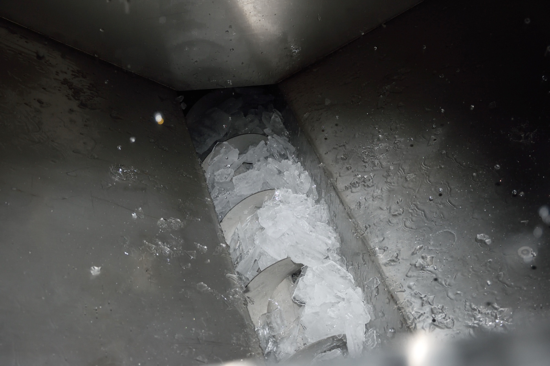 Detalle del evaporador y descarga de hielo de la máquina de hielo en placas AP-30TE