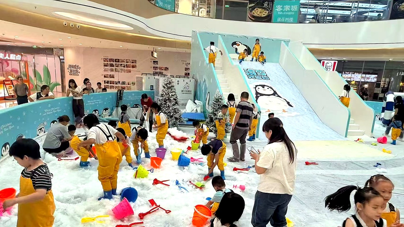 Parque de nieve comercial con tobogán y área cubierta de juegos de nieve
