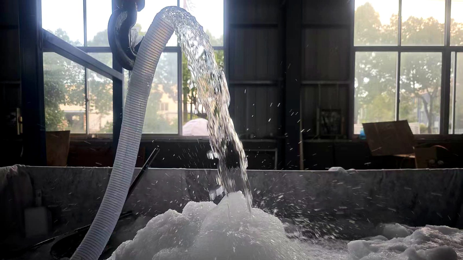 Proceso de fabricación de nieve con agua sobreenfriada que produce nieve artificial esponjosa